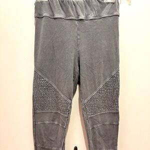 Skinny leggings by Sundance. Rugged detail in front, plain back.